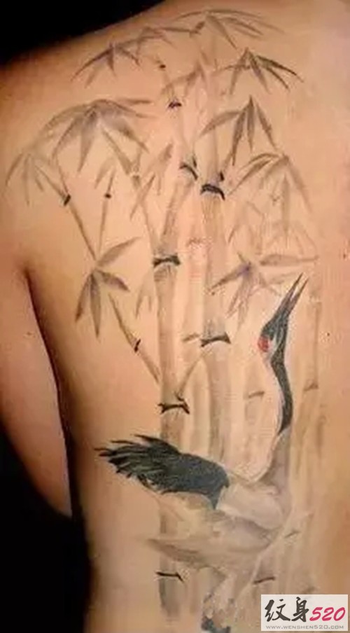 点击大图看下一张：水墨风丹顶鹤纹身图案图4