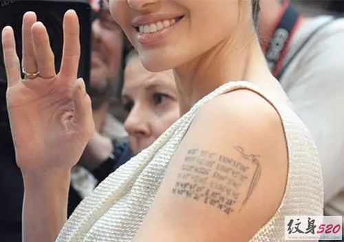 点击大图看下一张：性感女星安吉丽娜朱莉时尚纹身秀图7