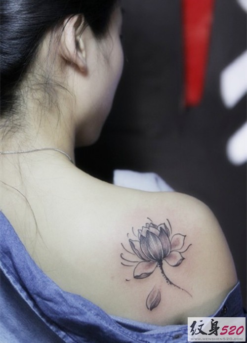 点击大图看下一张：肩部高贵圣洁的莲花纹身