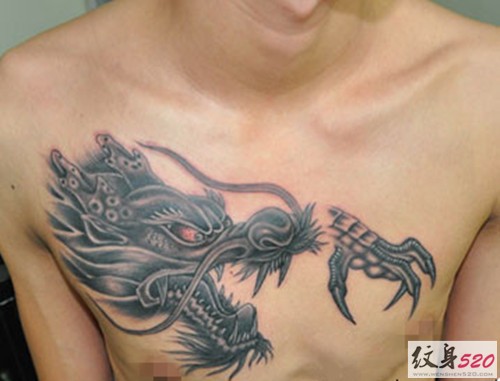 点击大图看下一张：霸气十足的男性胸部龙头纹身图2