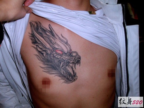点击大图看下一张：霸气十足的男性胸部龙头纹身图3