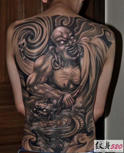 点击大图看下一张：男性背部霸气的降龙罗汉纹身