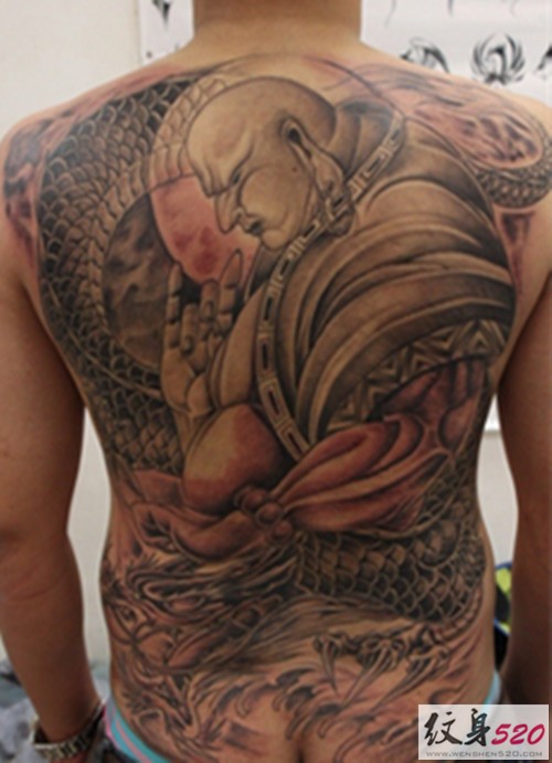 点击大图看下一张：男性背部霸气的降龙罗汉纹身图2