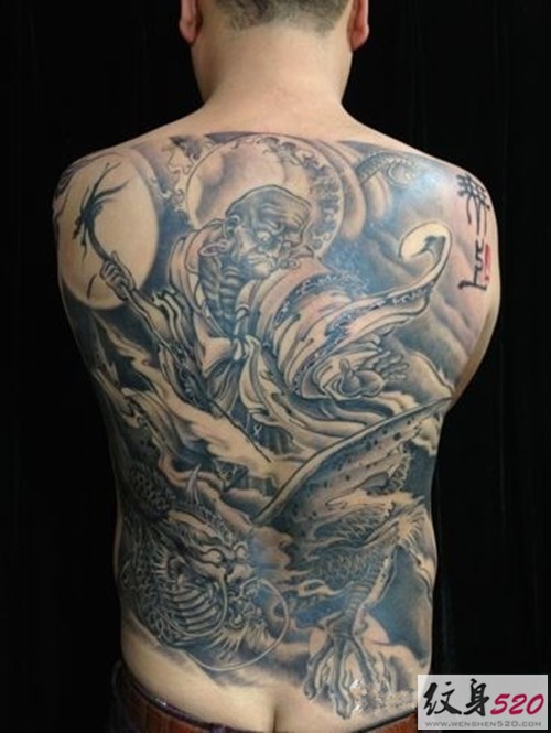 点击大图看下一张：男性背部霸气的降龙罗汉纹身图3