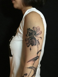 个性女生手臂水彩花朵纹身图片