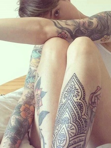 野蛮女生的花臂与花腿个性纹身图片
