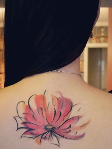 气质美女后背盛开着一朵花朵纹身