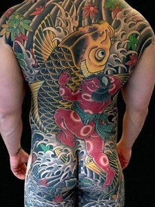 满背灵气十足的彩色大鲤鱼纹身图案