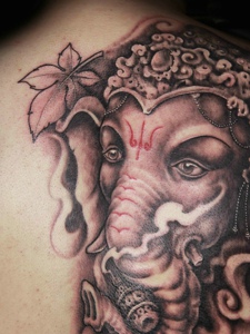 遮盖半边背部的象神纹身图片