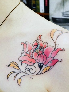 香肩上的一朵美丽莲花纹身图片