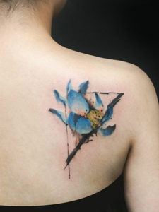 背部一款漂亮唯美的水彩花朵纹身