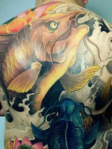 满背金鲤鱼和蓝鲤鱼一起的纹身图案