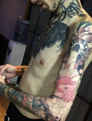 中年男士有着另类的个性花臂纹身