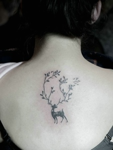 女生后背小鹿纹身图片自由自在