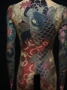 满背日式彩色大鲤鱼纹身图片