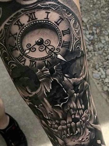 时钟和骷髅结合在一起的3d纹身图片