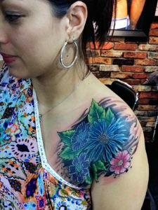 成熟女性香肩上的唯美花朵纹身