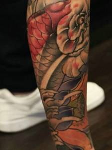 腿部红鲤鱼纹身图片惊艳动人