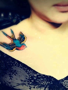 胸前可爱唯美的两只小燕子纹身