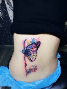侧腰部的水彩蝴蝶纹身图片很耀眼