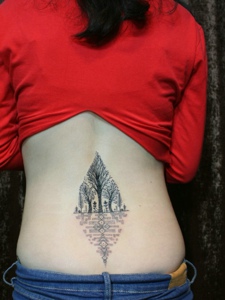女生背部一款好看的小树纹身特别性感