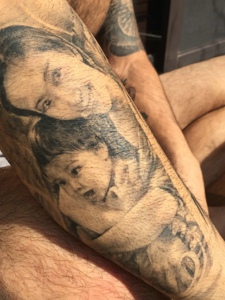 妻子和女儿的手臂肖像纹身图片