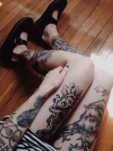 适合野蛮女生的时尚花腿纹身图片