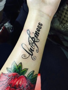 英文与花朵结合的手臂纹身图片