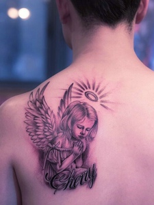 默默祈祷着的天使小女孩纹身图片