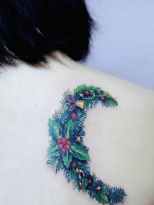 非常独特的圣诞月亮树图腾纹身