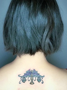 短发女生后背天枰纹身图片