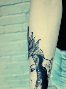 小猫和美女一枚的创意手臂纹身