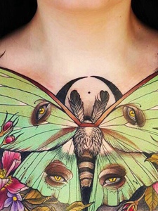 胸前3d蝴蝶纹身图片相当抢眼