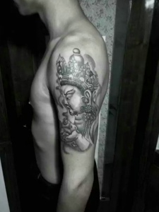 大臂上的黑白佛祖肖像纹身