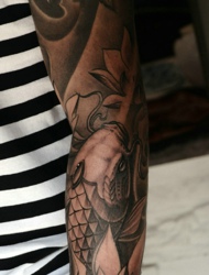 现代派的手臂黑白花朵和鲤鱼纹身