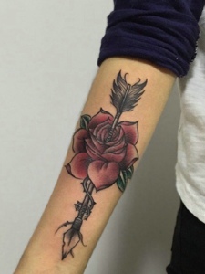 刺伤一朵玫瑰手臂纹身图片