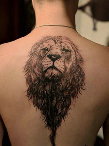 背上有只温顺的狮子纹身