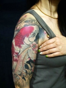 勇敢气势美女花臂红鲤鱼纹身图片