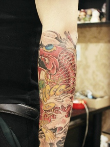 包手臂红鲤鱼纹身图片回头率高