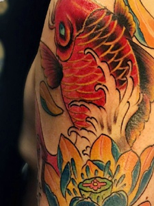 大臂金鲤鱼纹身图案让你眼前一亮
