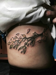 侧腰部的小清新樱花纹身图片很唯美