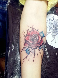 女士手臂性感迷人的花朵纹身图片