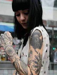 时尚美女有着好看的手臂图腾纹身