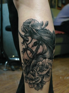黑白花朵与马结合的腿部纹身图片