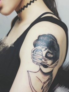 个性女生手臂时尚图腾纹身图片