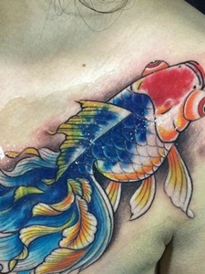 胸前水灵灵的小金鱼纹身图案