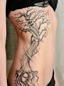 女士侧腰部的一颗大树纹身图片