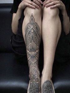 一款时尚的印度海娜纹身落在小腿上