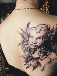一枚美女肖像纹身落在女生后背上