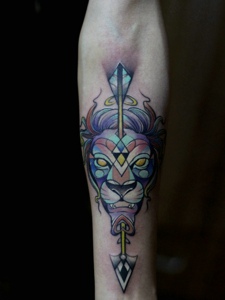 手臂内侧彩色狮子头纹身图片